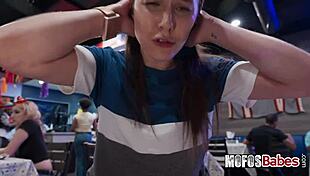 Remaja Pirang Cici Shellz Nakal di Restoran Meksiko dengan Peter Green