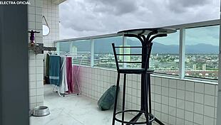 Aku sewa pembantu ini, lihat pantatnya di rok pendek!