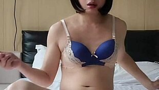 Ting Xuan inserts the egg and waits eagerly