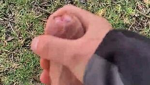 Flash de grosse bite en extérieur