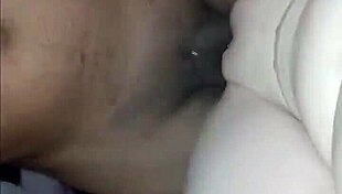 Красотка 18+ раздвигает узкую пизду под монстр-чёрный хуй в межрасовике