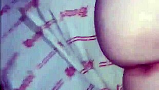 Красотка 18+ раздвигает узкую пизду под монстр-чёрный хуй в межрасовике