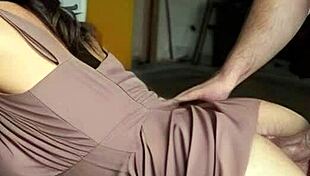 Становлюсь кугар с студентом в позе собаки