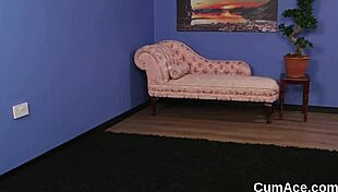 Ta seksowna lalka połyka cały wytrysk z blowbangu