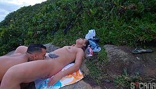 loira gostosa transando na praia escondido