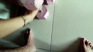 Espié A Mi Hermanastra En El Baño Y Me Obliga A Follarle El Culo Grande?