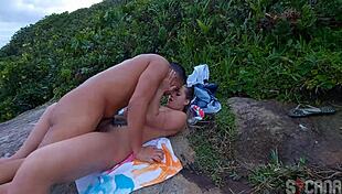 loira gostosa transando na praia escondido