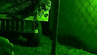 נערה קטנה 18+ מתגנבת לבסיס צבאי לאנאל סולו עם דילדו 😈