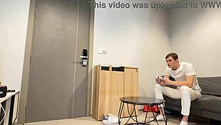 Saya suka tengok isteri gemuk Asia Thai dapat penembusan berganda dan kongkek pantat dalam gangbang gila