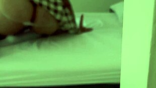 Padrastro Pervertido Encuentra Hijastra Masturbandose Y Cubre Su Culo De Semen