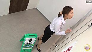 일본 베이비가 화장실에서 히든캠에 오줌 싸