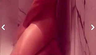 Ninfeta safada raspando a bucetinha e tomando banho gostoso