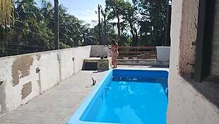 chamei o pedreiro no domingo pra terminar um servi�o na piscina mais fiquei preparada bem putinha esperando logo ele bateu uma punheta e gozou pra mim