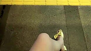 does shemale ting xuan stroll and pee outdoors?