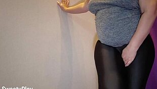 i wet my leggings with pee, gaping my ass