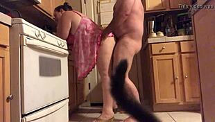 Tykk BBW kone poserer på kjøkkenet for amatørvideo