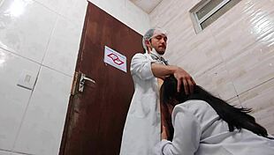 Enfermeira Tira a Camisinha Transando Com Doutor Asiático No Banheiro Do Hospital