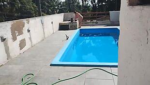 chamei o pedreiro no domingo pra terminar um servi�o na piscina mais fiquei preparada bem putinha esperando logo ele bateu uma punheta e gozou pra mim