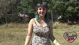 khala une coquine a la chatte serree with fat brunette in outdoor group chat