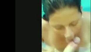 Pagando Um Guloso Na Piscina Com Asiática Chinesa Russa Milf