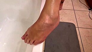 I'm rubbin oil on my sexy bodie, feelin so slutty n horny