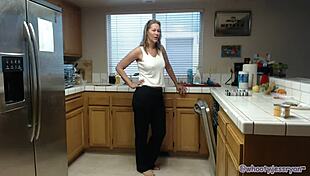 i roleplay as sexy milf in the kitchen