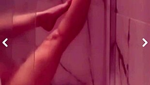 Ninfeta safada raspando a bucetinha e tomando banho gostoso