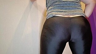 i wet my leggings with pee, gaping my ass