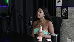 Negra gostosa faz stripper mostrando os peitos depois de dizer o que sente quando chupa um pau e que a mulher n�o goza por qualquer homem - vicky menage sheer red