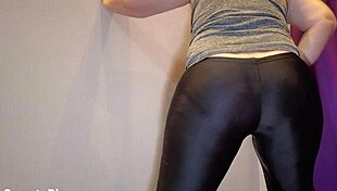 i wet my leggings with pee, gaping my ass