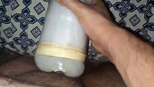 Watch Moroccan Woman Masturbate At Home!