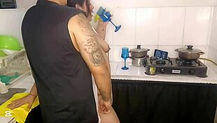 Descubro a la mujer de mi vecino en ropa interior sexy y no resisto su delicioso cuerpo curvy para follar hasta que me saca la leche