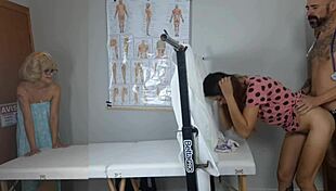 فتاتان مغريتان يغريان طبيب النساء بكساتهن الرطبة