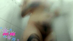 Wow, gostosa twerking in bath with plug in ass!