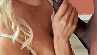 dei gostoso no pelo minha raba para o negão dotado ele não aguentou e gozou dentro 😏