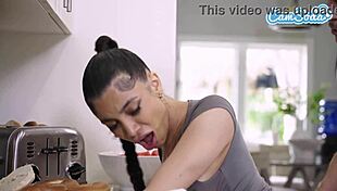 Seksi milf latina husmor knepper stedsøn med squirting orgasme