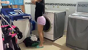 Me cojo a mi vecina del 404 mientras su marido trabaja!