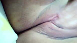 se viene a chorros en silencio mientras su familia est� en la sala