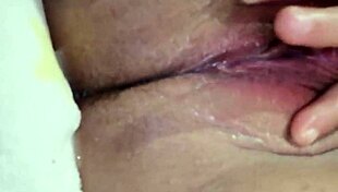 se viene a chorros en silencio mientras su familia est� en la sala