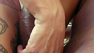 dei gostoso no pelo minha raba para o negão dotado ele não aguentou e gozou dentro 😏