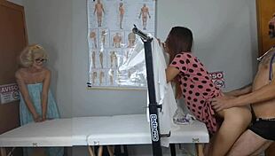 فتاتان مغريتان يغريان طبيب النساء بكساتهن الرطبة