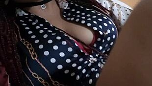 la novia de mi companero de oficina quiere cumplir un fetiche y se toca sexy en el trabajo 1