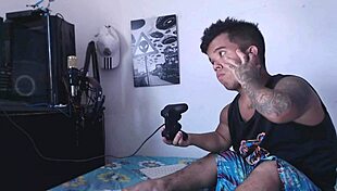 Mientras el enano se divierte con videojuegos, la hermanastra llega cachonda a jugar con su pene.