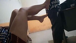 la novia de mi companero de oficina quiere cumplir un fetiche y se toca sexy en el trabajo 1