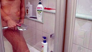 Влязох в душа на стъп сестра за чукане - Вземи хуя ми