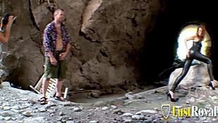 Милф Bianca Resa получает грубый анал секс на пляже