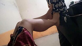 la novia de mi companero de oficina quiere cumplir un fetiche y se toca sexy en el trabajo 1