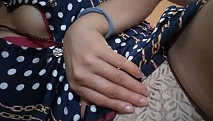 la novia de mi companero de oficina quiere cumplir un fetiche y se toca sexy en el trabajo 1