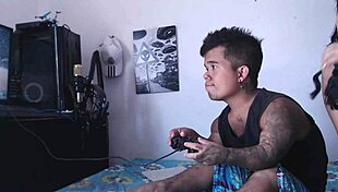 Mientras el enano se divierte con videojuegos, la hermanastra llega cachonda a jugar con su pene.