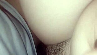 me encontre a la conejita de pascua masturbandose y me la folle